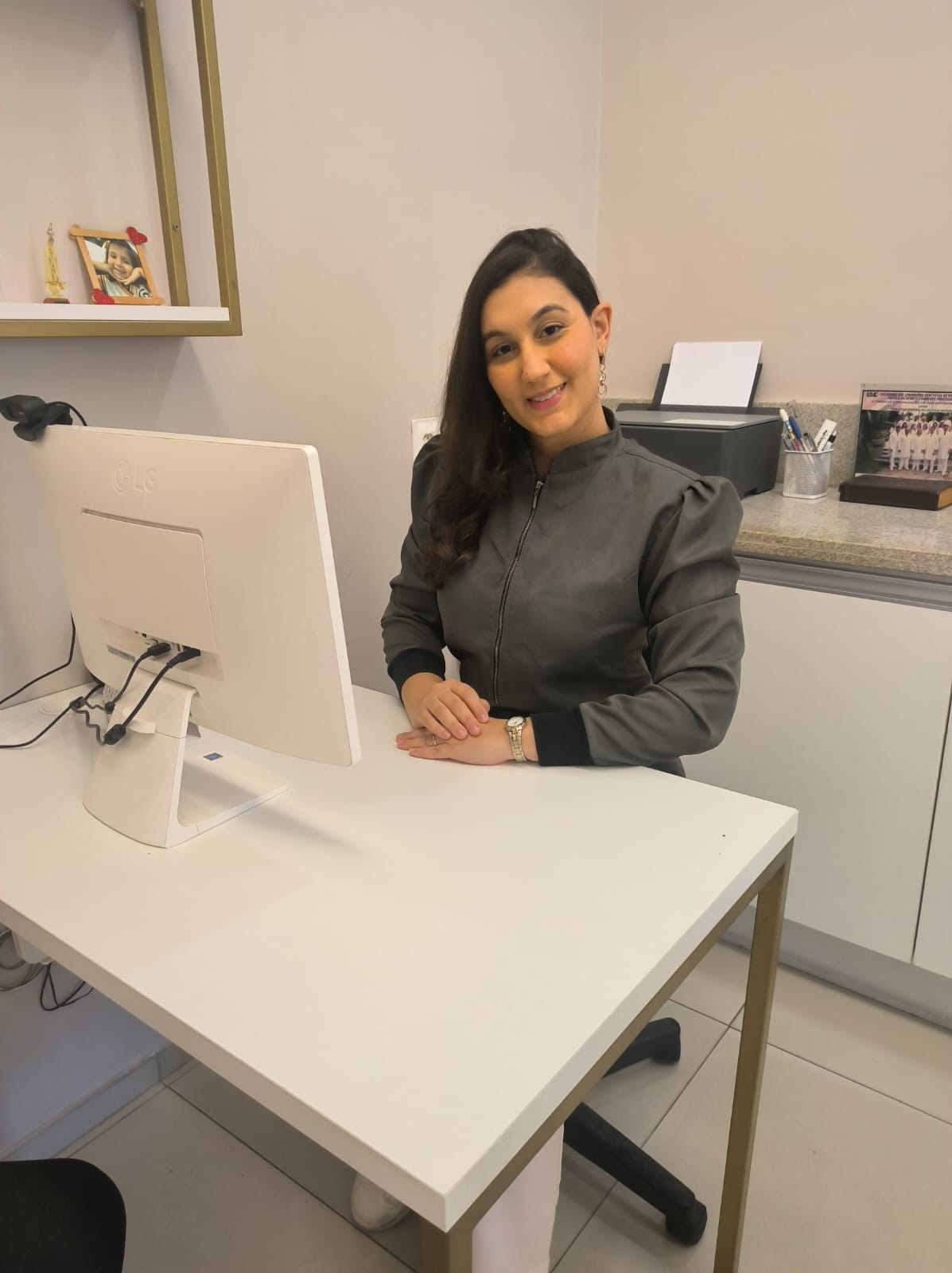 Dra. Israela Lins, cirurgiã-dentista, em seu consultório em Recife
